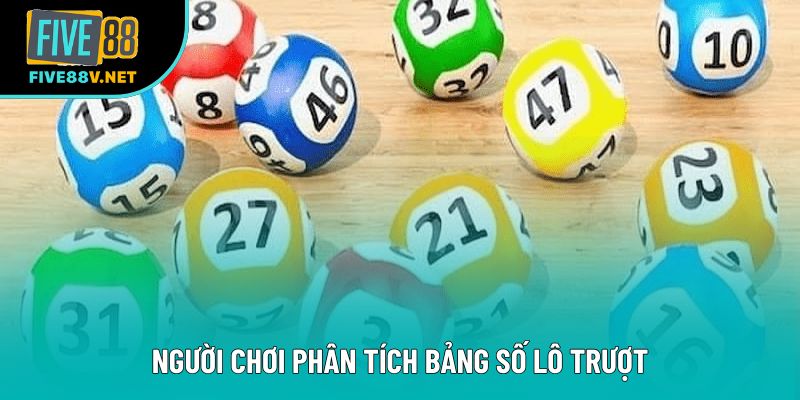 Người chơi phân tích bảng số lô trượt Người chơi phân tích bảng số lô trượt